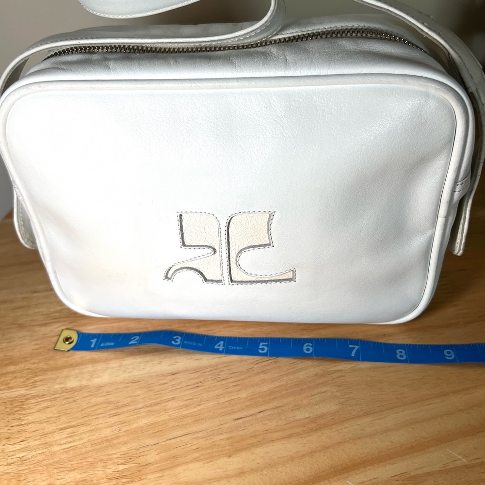 Courrèges vintage leather bag iconic camera bag with signature front logo white - Picture 15 of 16